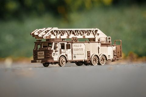Пожарная машина выдвижной вращающейся лестницей от EWA - Fire Truck, Деревянный конструктор, сборная модель, 3D пазл