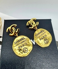 sergi-chanel-s-kruglymi-podveskam-monetkami