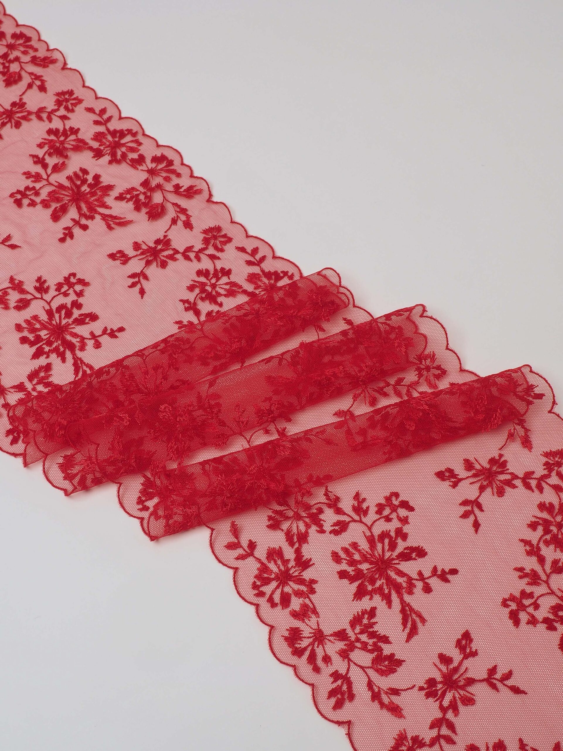 Вышивка на сетке красная неэластичная ширина 20 см ОТРЕЗЫ