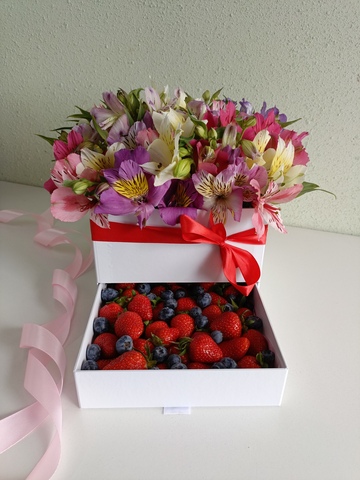 Шкатулка с ягодами и цветами
