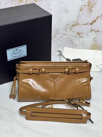 Маленькая кожаная сумка Prada через плечо, коричневый