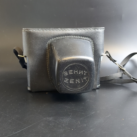 №1 Фотоаппарат "Зенит-ЕТ" с объективом "Гелиос 44-2 2/58" в оригинальном кофре, металл, стекло, пластик, кожа, Белорусское оптико-механическое объединение (БелОМО), СССР, 1982-1995 гг.