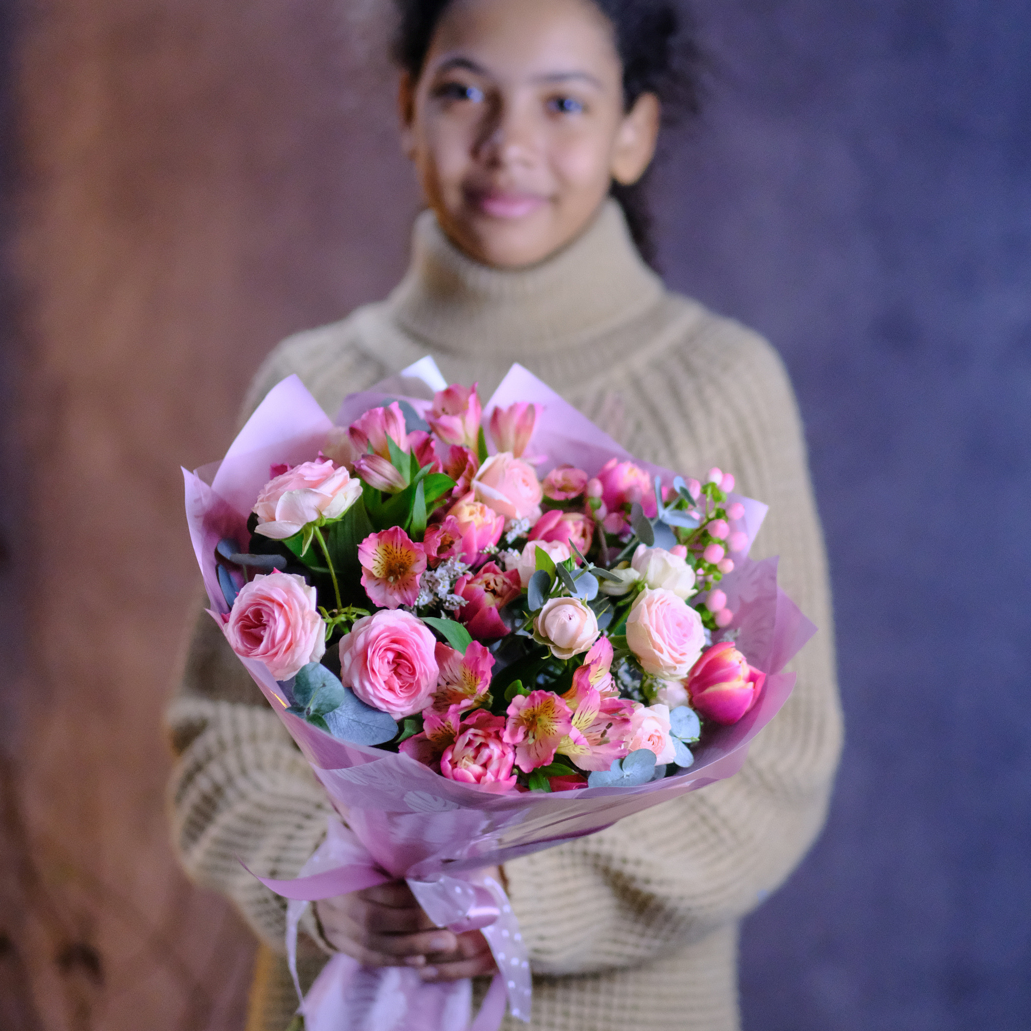 Букет #371 с пионовидными розами и тюльпанами