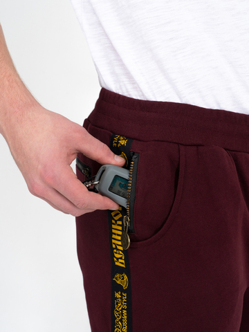 Спортивные штаны цвета красного вина без манжета, с лампасами. Плотный футер