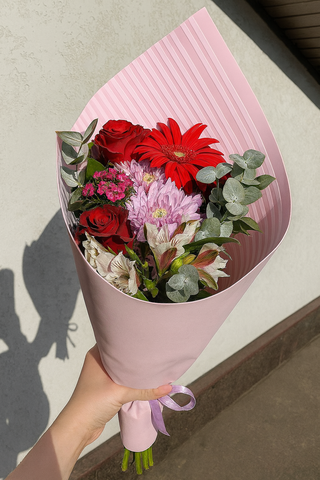 Букет с розами, герберой и хризантемой