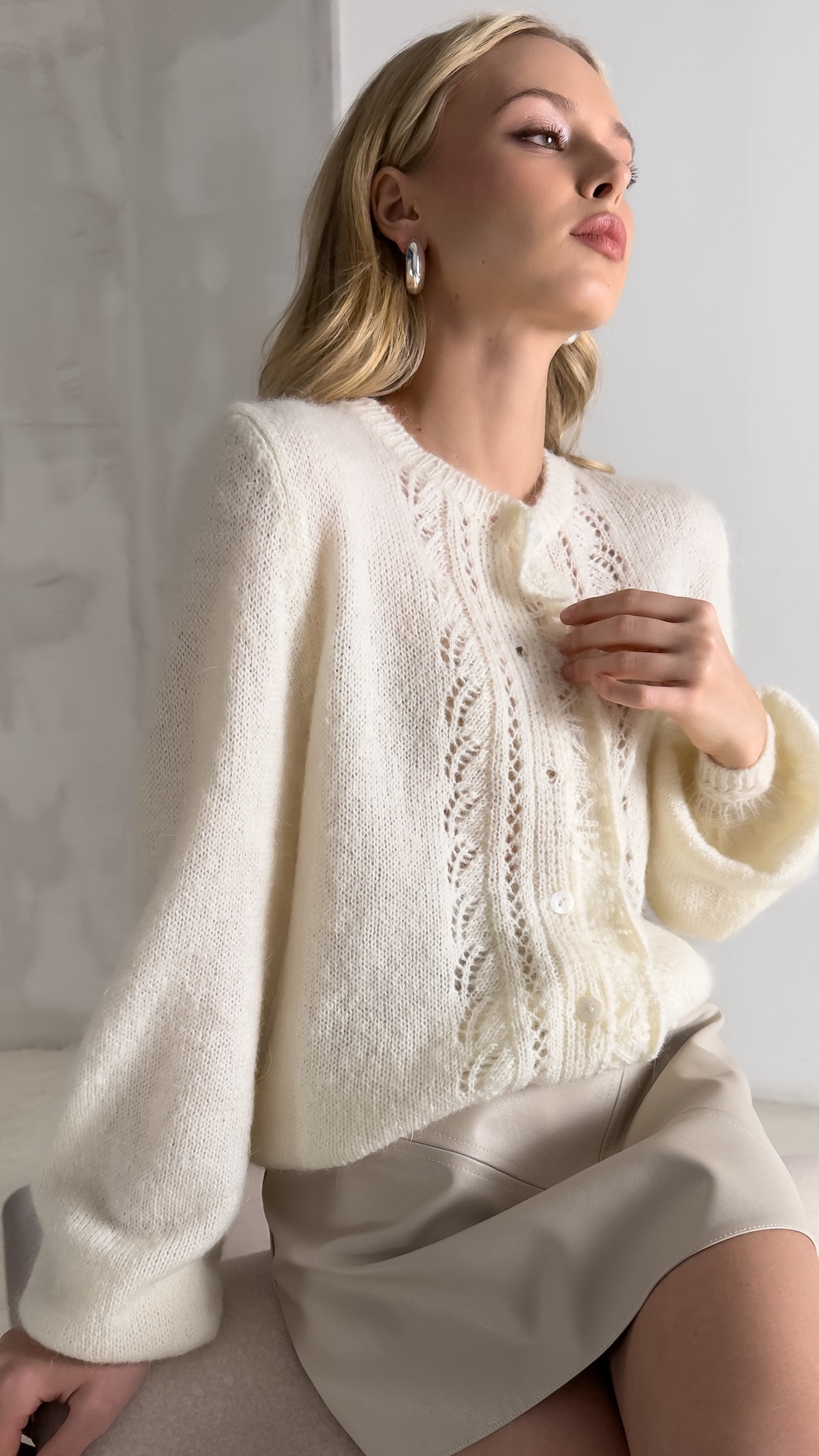 Кардиган ажурной вязки с краем в виде оборки