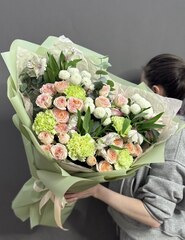 Авторский букет в персиково-зеленой гамме