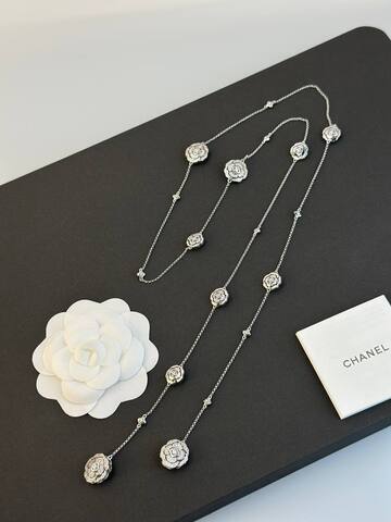 kole-sotuar-dlinnoe-chanel-kollekciya-bouton-de-camelia-white-vgold