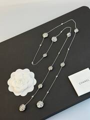 kole-sotuar-dlinnoe-chanel-kollekciya-bouton-de-camelia-white-vgold