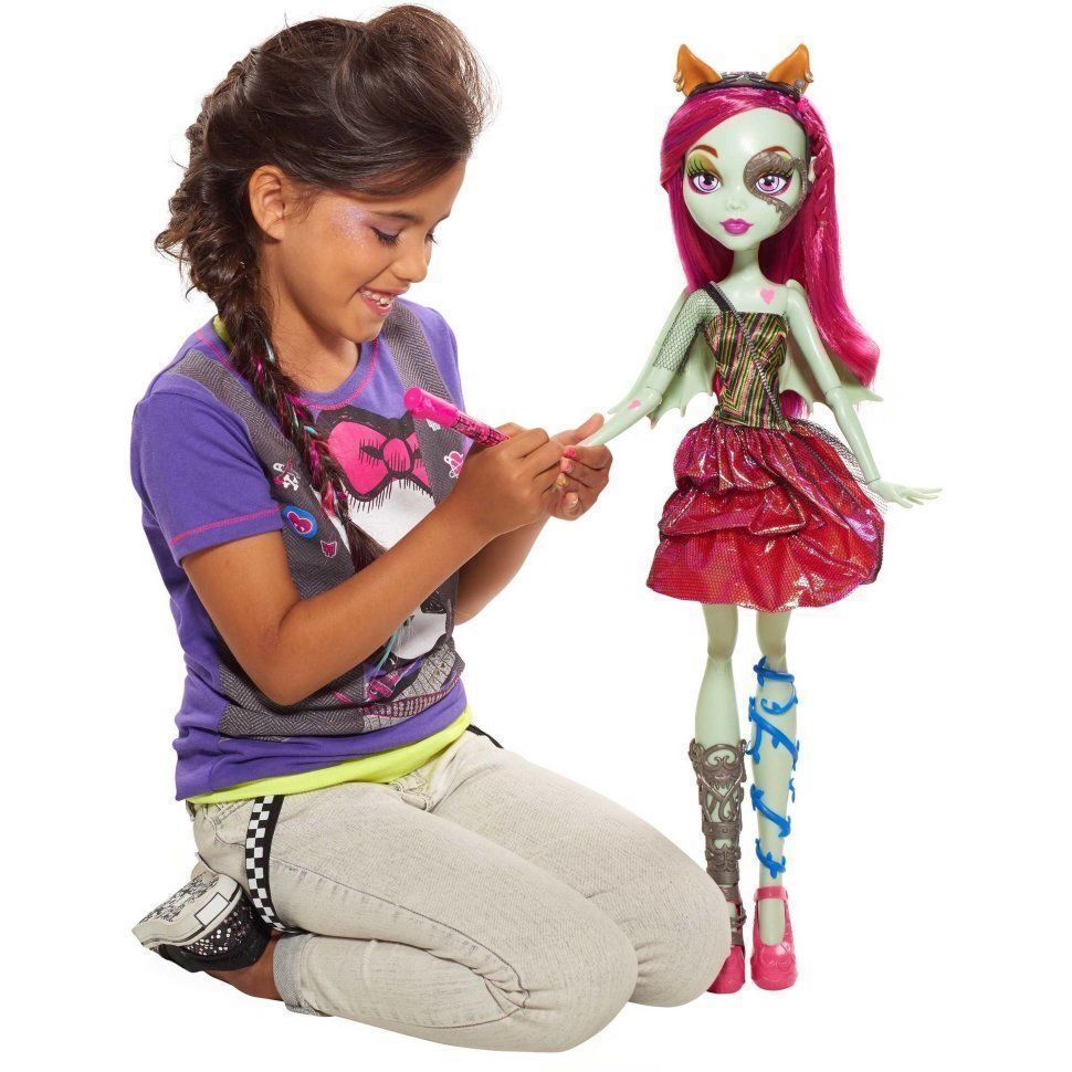 Хая других. Monster High 70 см Freaky friend. Кукла монстр Хай 70 см. Voltageous Монстер Хай кукла. Монстр Хайнц куклы.