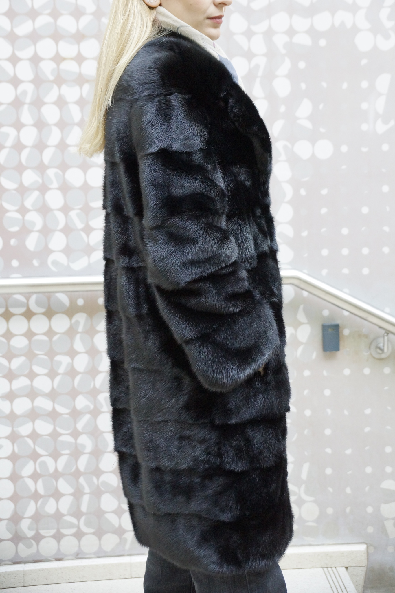 Норковая шубка с английским воротником, дл. 100 см, 44 р-р, цвет черный