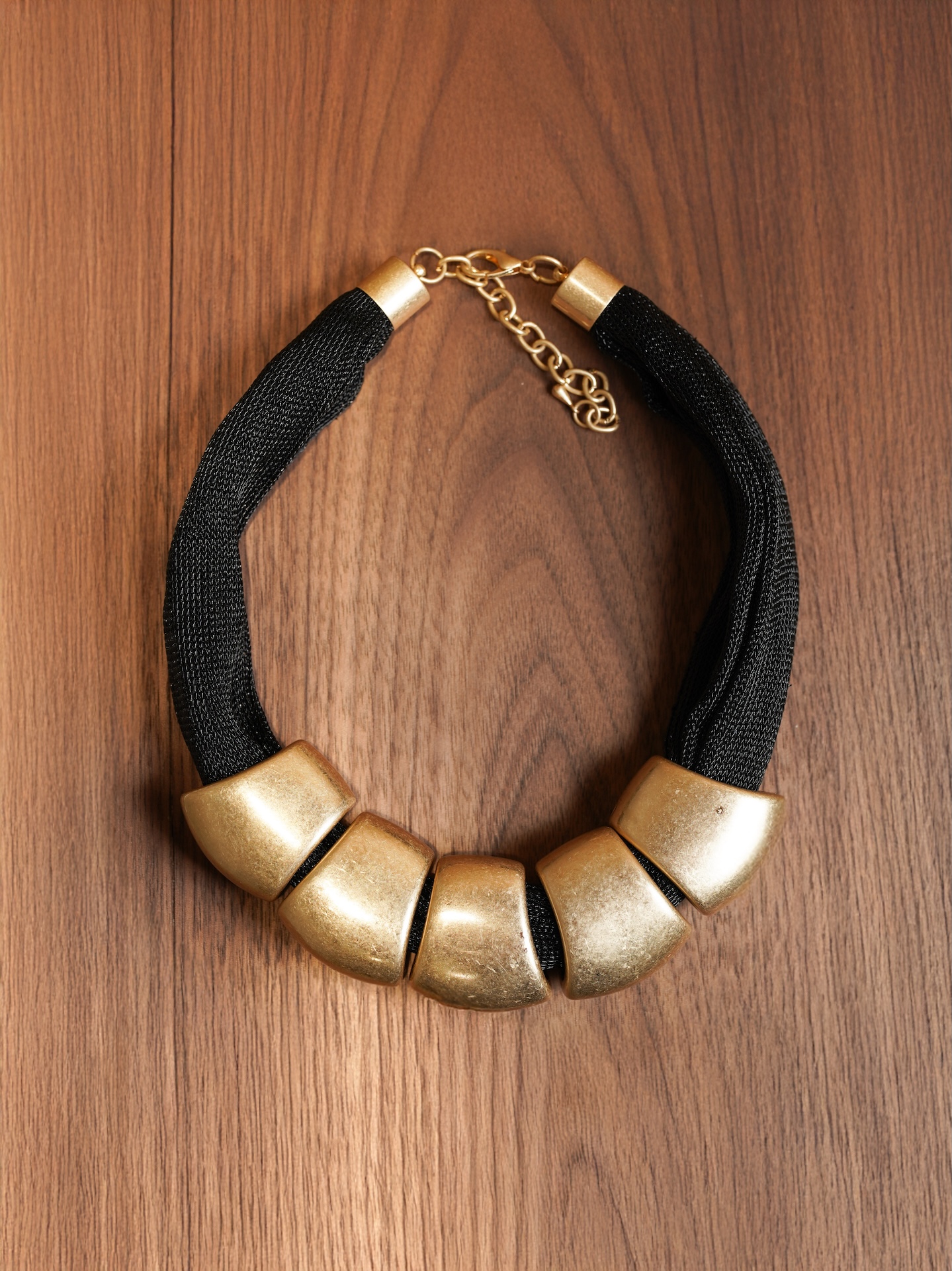 Чокер с латунными подвесками на сетке