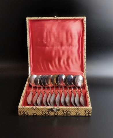 Набор из 12 чайных ложек "Пламя" с растительным декором в коробке, мНЦ (медь-никель-цинк), Кольчугинский завод цветных металлов, СССР, 1960-1980 гг.