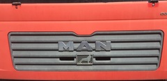 Решетка радиатора облицовка пластиковая б.у. для грузовых автомобилей МАН ТГА (2000-2008). В отличном состоянии, износ минимальный  Оригинальные номера MAN: 81611506051, 81611505068.