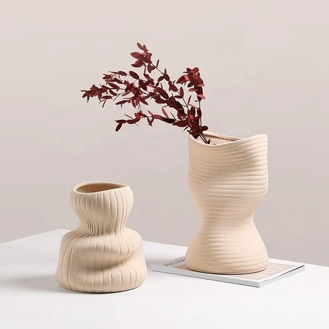 Ваза Vertical Curved Bottle 1