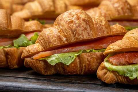 Мини-круассан с лососем, 15 шт.