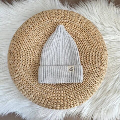 Мягкая вязаная шапочка