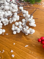 Ягоды Белые, искусственные на ветке 19 см., 5-8 мм., набор 10 шт.