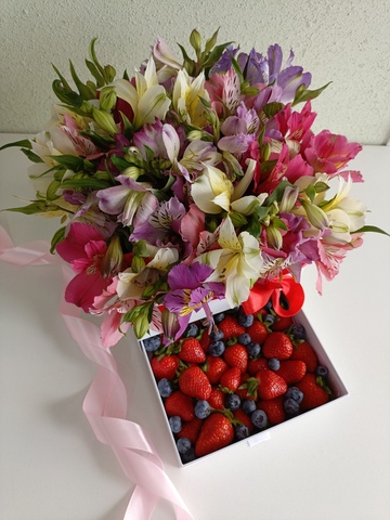Шкатулка с ягодами и цветами