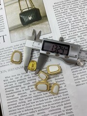 Пуговицы золотистые с белой эмалью Винтаж