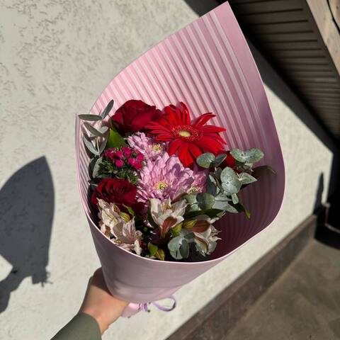 Букет с розами, герберой и хризантемой