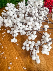 Ягоды Белые, искусственные на ветке 19 см., 5-8 мм., набор 10 шт.