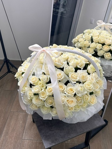 WOW-эффект! 101 роза Аваланж в корзине 60 см