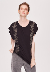 Футболка с черепами по бокам