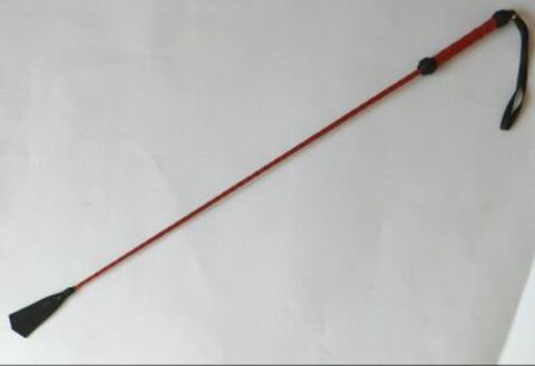 Длинный плетеный стек с красной лаковой ручкой - 85 см. - Подиум Р1911
