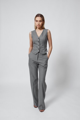 ЖИЛЕТ НА ПУГОВИЦАХ