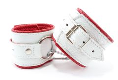 Бело-красные кожаные наручники с кольцом - 