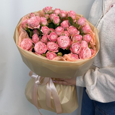 Букет из 9 шт пионовидной розы сорта мадам бомбастик в упаковке