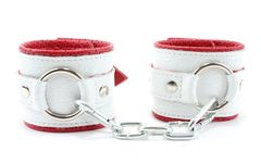 Бело-красные кожаные наручники с кольцом - 
