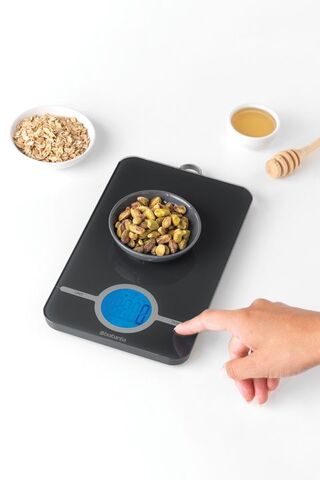 Цифровые кухонные весы Brabantia черные