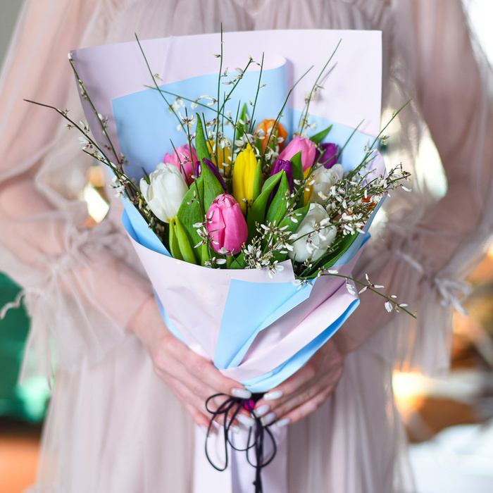 Купить весенний букет с тюльпанами и зеленью в Перми
