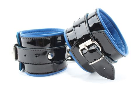 Чёрные лаковые наручники с синим подкладом - БДСМ Арсенал 51032ars