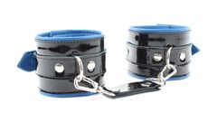 Чёрные лаковые наручники с синим подкладом - 