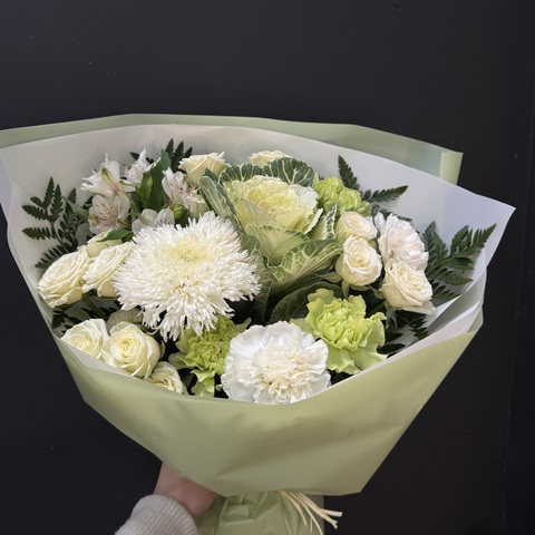 Букет воздушный из кустовых роз, зефирной хризантемы и брассики