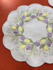 Декоративная салфетка-подтарельник с вышивкой