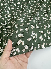 Вискоза штапель Лютики на зеленом фоне