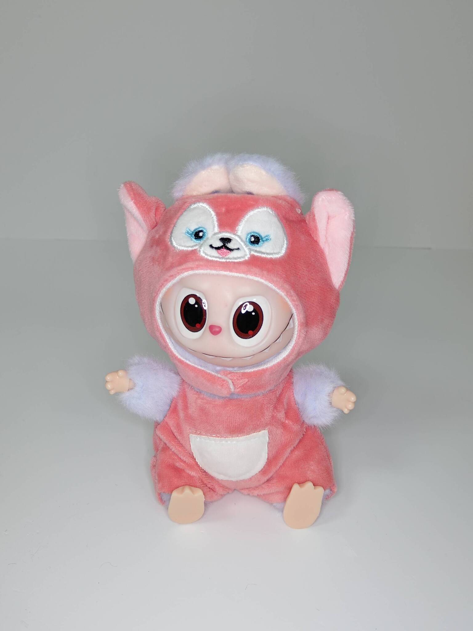 Игрушка-брелок Лабубу в костюме