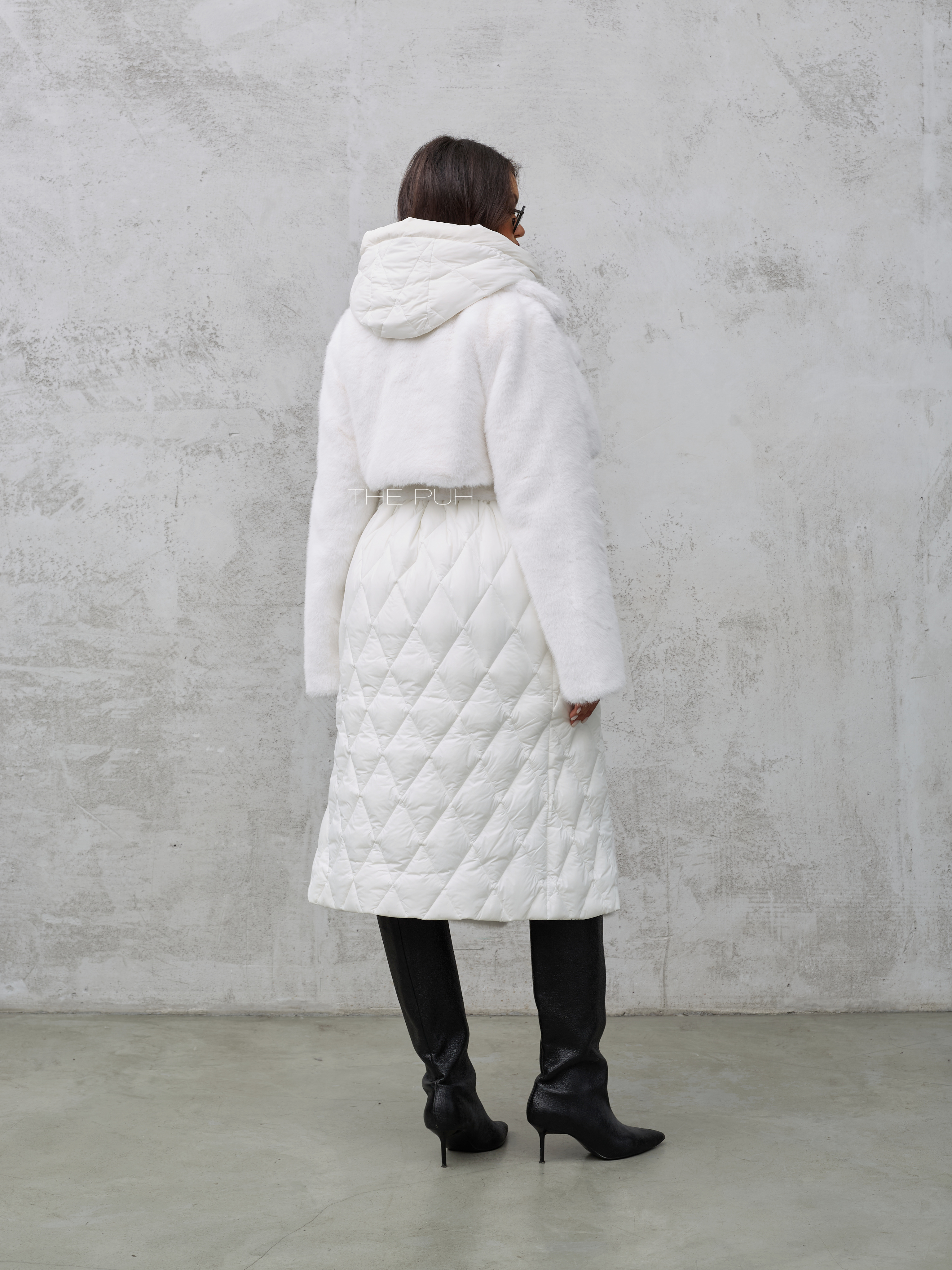 Белый комбинированный пуховик с капюшоном и поясом