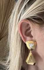 krupnye-sergi-klipsy-iz-latuni-geometriya-ysl