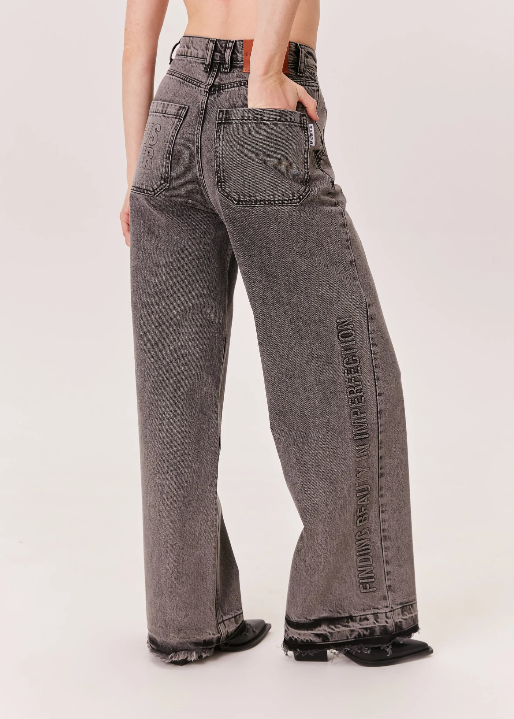 Джинсы FINDING TRUE BEAUTY серого цвета