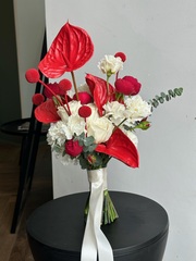 Свадебный букет из антуриума, краспедии, одноголовых роз, диантусов, лизиантуса и эвкалипта