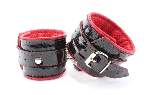 Лаковые чёрно-красные перфорированные наручники - БДСМ Арсенал 51029ars