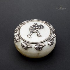 Шкатулка Скифы. Медовый нефрит.