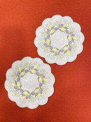 Декоративная салфетка-подтарельник с вышивкой