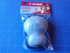 ЗУБР МАСТЕР двойная пластиковая накладка, противоскользящая поверхность, наколенники защитные (11525)