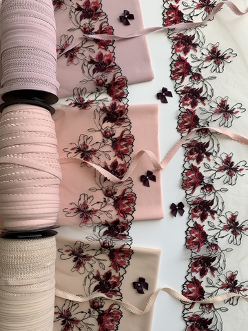 Вышивка на сетке бежевая/слива (правая) 14 см